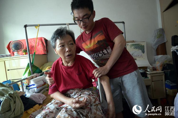南昌32岁好小伙照顾病母15年 母亲最大心愿盼儿媳