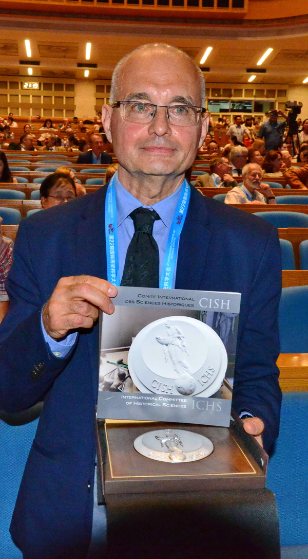 法国历史学家格鲁金斯基获得首届国际历史科学大奖