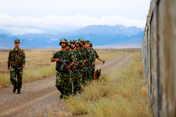 新疆伊犁边防深入边境一线巡逻踏查