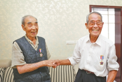两位9旬抗战老兵昨日洛阳重逢 为1936年黄埔军校同学