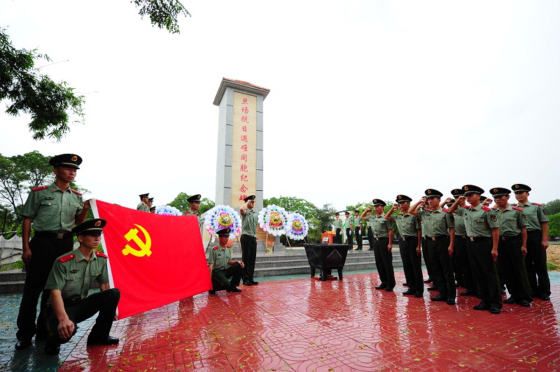 海南东方军民雨中祭奠抗日遇难同胞纪念抗战胜利70周年