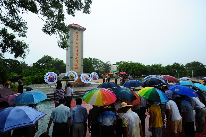 海南东方军民雨中祭奠抗日遇难同胞纪念抗战胜利70周年