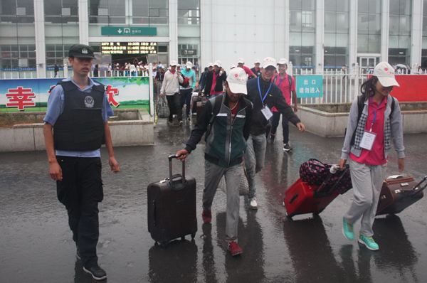 新疆400余名内职班学生安全抵达奎屯新疆应用职业技术学院