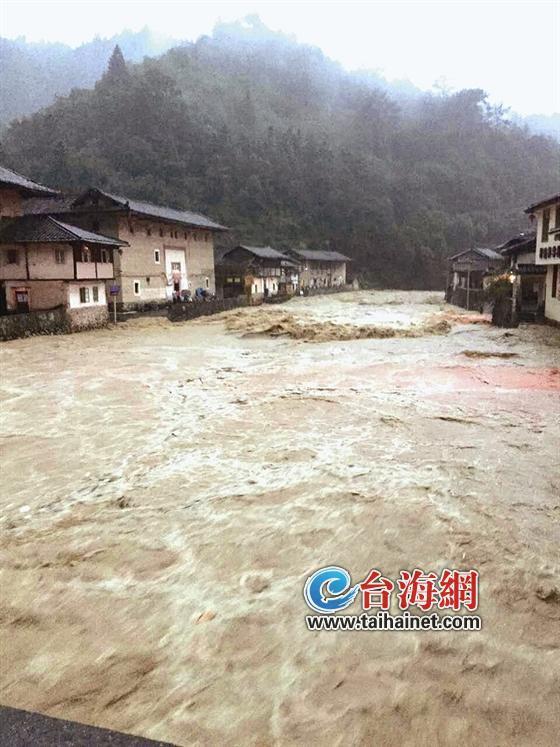 漳州现罕见大暴雨 仅四分钟洪水将客车淹没冲走