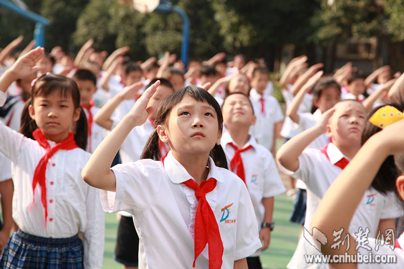[开学季]武汉小学生开学首日朗诵抗战诗歌铭记历史