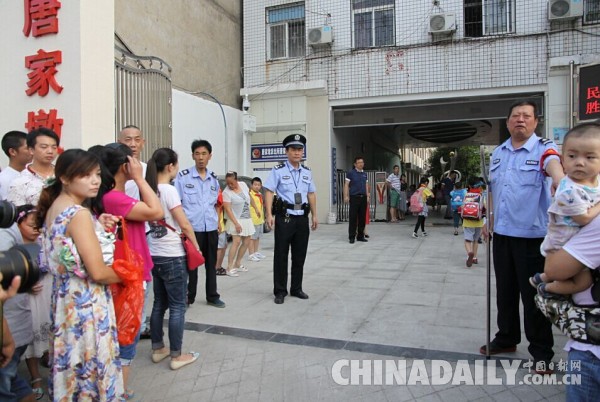 开学首日 武汉6000余警力开展护校行动护航师生安全