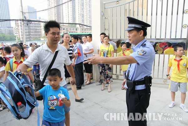 开学首日 武汉6000余警力开展护校行动护航师生安全