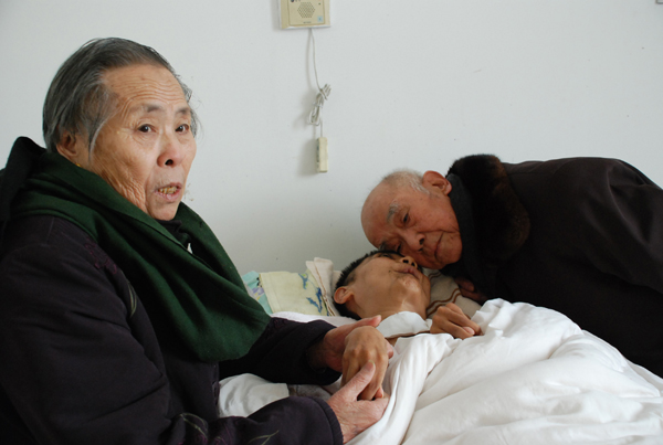 91岁新疆老兵屈元海获抗战胜利70周年纪念章 希望革命精神在新疆民航建设中薪火相传