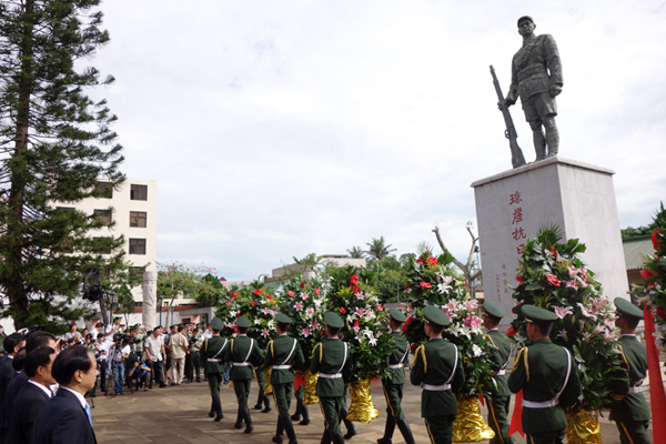 海南举行抗战胜利纪念活动 各界向烈士献花篮