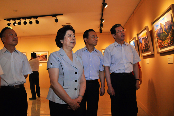 中国梦·太行魂——纪念抗战胜利70周年大型摄影展在山西博物院开展