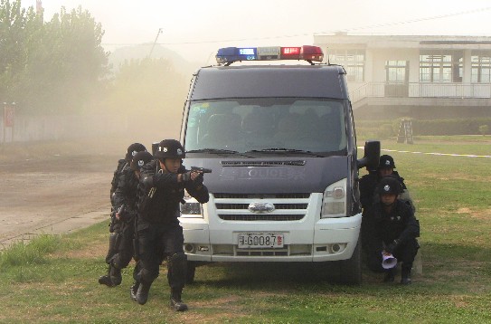 湖北鄂州警方举行反恐处突应急演练