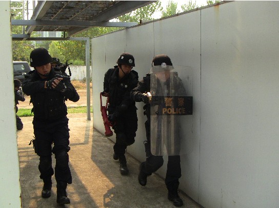 湖北鄂州警方举行反恐处突应急演练