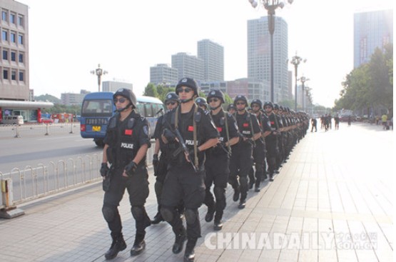 特警支队对唐山市区开展大规模武装巡逻拉动震慑