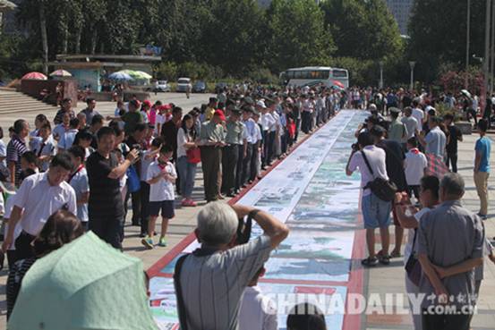 “抗战纪念照”70米抗战主题长卷展在石揭幕