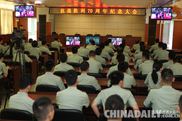 河南省消防总队万余人集中观看抗战胜利70周年纪念大会