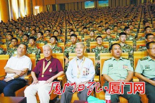 阅兵式让市民深受鼓舞 厦门各界干部群众收看收听阅兵盛况