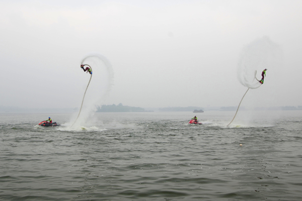 水上飞行器表演引爆绿博园