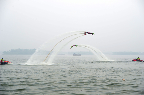 水上飞行器表演引爆绿博园