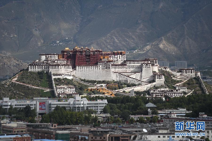 西藏五十年 千年古城拉萨展新颜