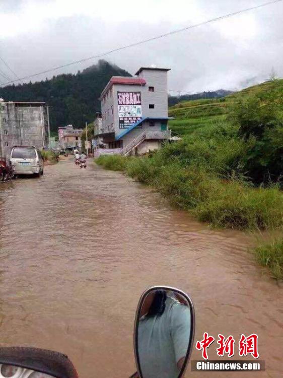 广西融水县遭暴雨袭击 街道被淹部分交通中断