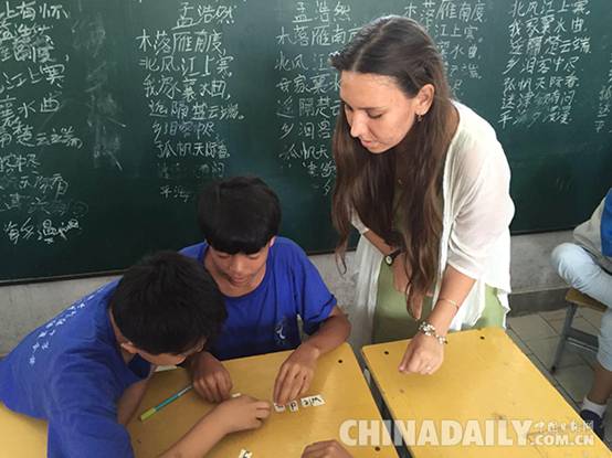 “最美英语教师”报道追踪三：请来外国志愿者，免费辅导留守儿童