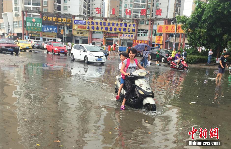 暴雨袭击广西北海 全城开启“看海”模式
