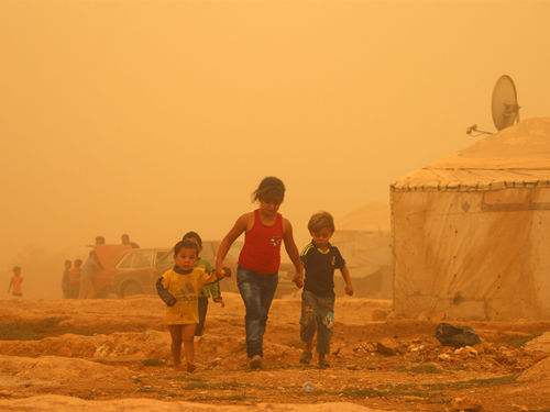 中东多国遭遇罕见沙尘暴