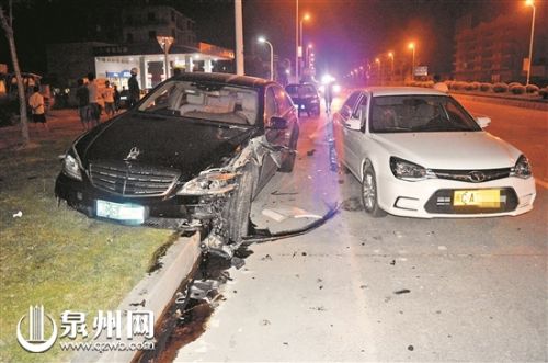 晋江：奔驰车追尾撞上教练车　车损超30万需自付