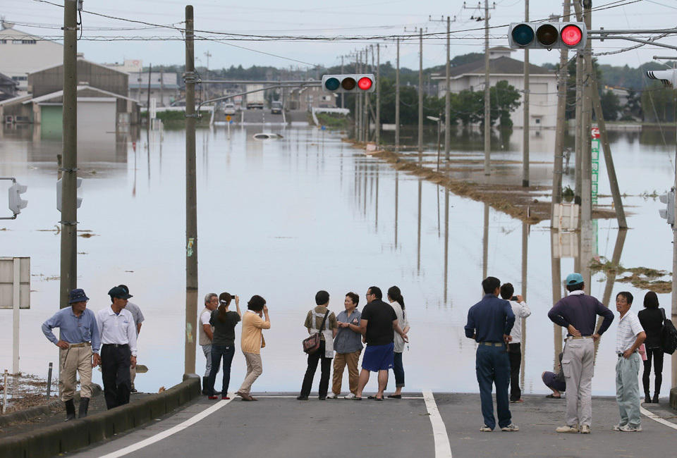 日本暴雨致上万房屋被淹 航拍图曝光
