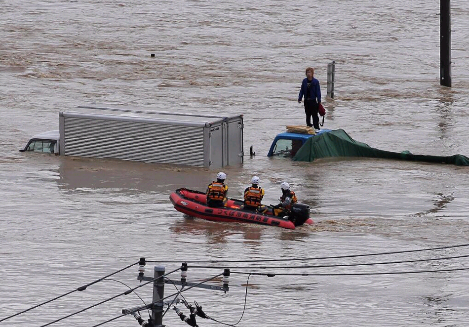 日本暴雨致上万房屋被淹 航拍图曝光