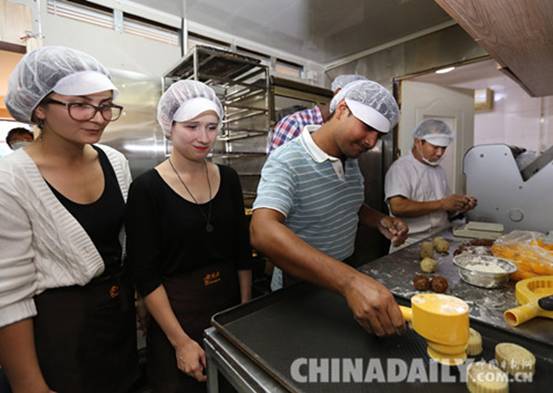 秦皇岛燕山大学留学生学做月饼 感受中国传统文化