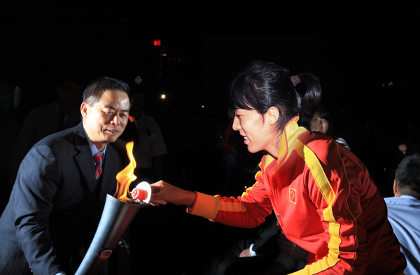 郑州大学西亚斯国际学院举行迎新烛光晚会欢迎“小15”