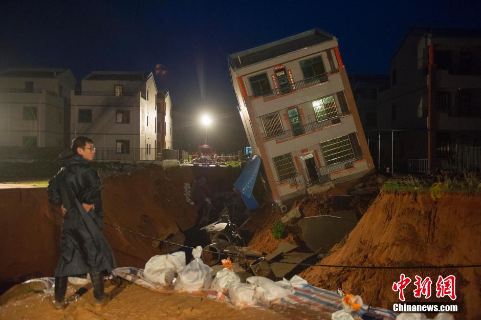 台风“环高”影响海南 一栋三层民房倾倒