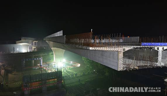 河北省密涿高速跨京哈铁路特大桥成功转体
