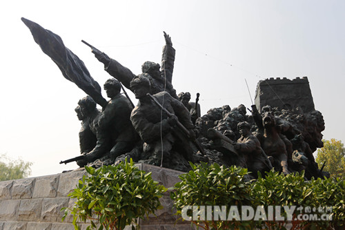 铜雕“长城抗战第一枪”在秦皇岛市落成