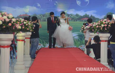 石家庄石门实验学校举行集体婚礼 14对教师喜结良缘