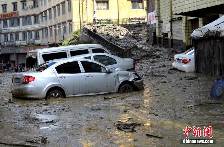 四川康定市城区突发泥石流 汽车被困泥中
