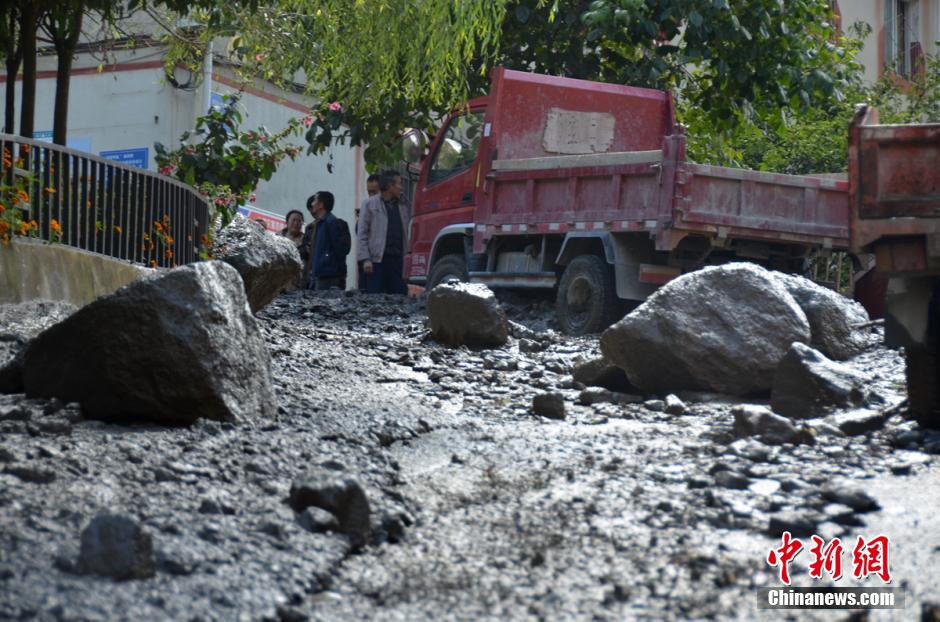 四川康定市城区突发泥石流 汽车被困泥中