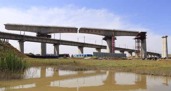 中国铁路跨铁路墩顶转体法施工第一高桥实现成功转体