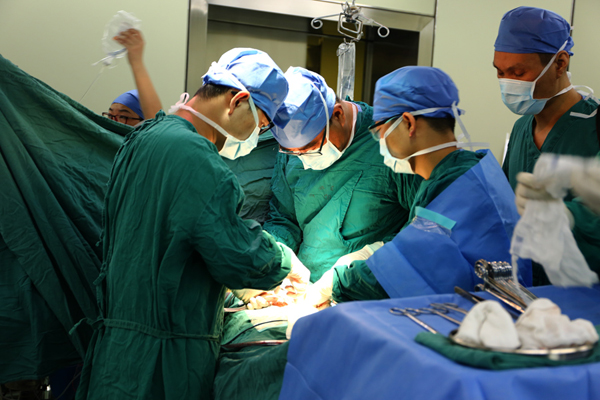 罗湖医院集团骨科中心完成深圳市首例保留骶神经的全骶骨切除重建