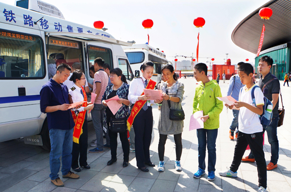 太原铁路移动售票车开进“书博会”