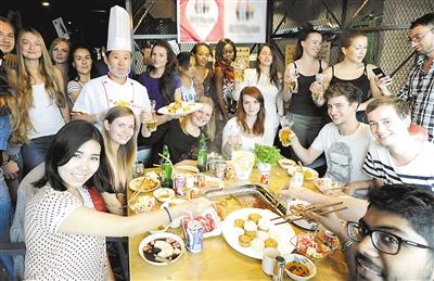 21国留学生吃火锅过中秋 月饼放在锅里烫着吃