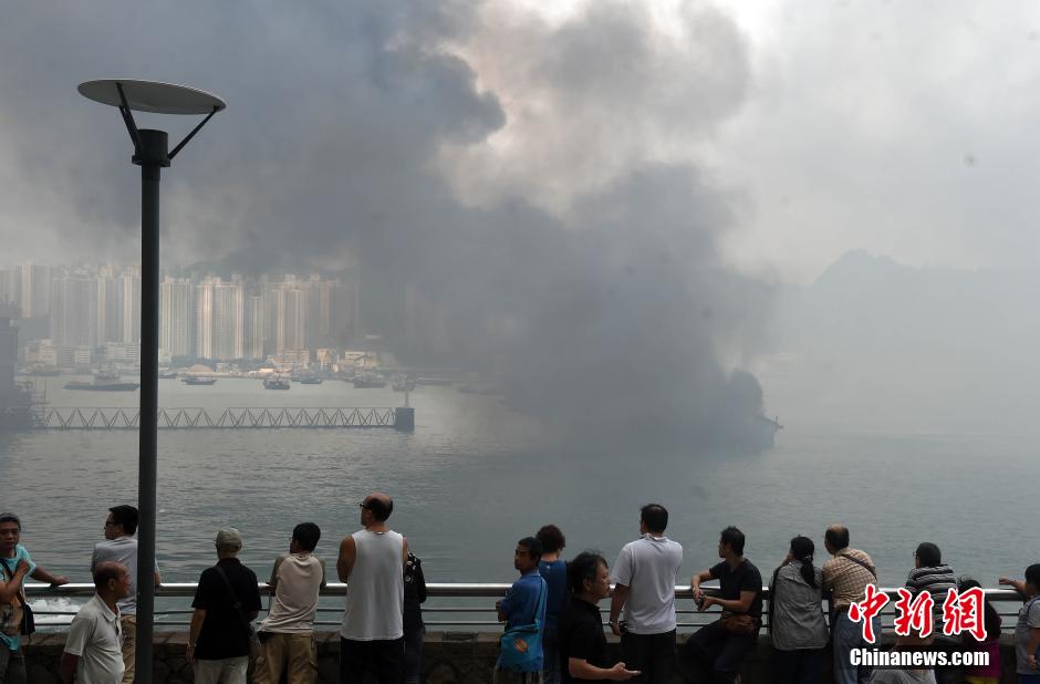 香港筲箕湾避风塘海面发生三级火警