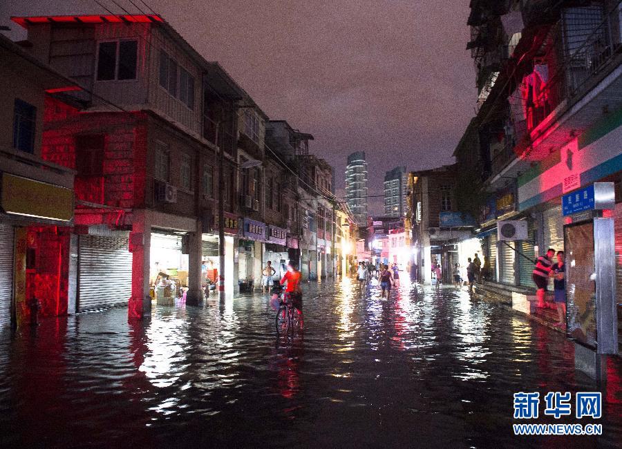 台风“杜鹃”与天文大潮叠加 厦门海水倒灌部分道路成河