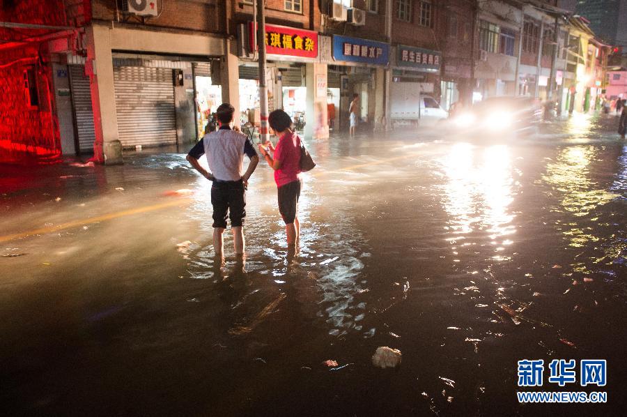 台风“杜鹃”与天文大潮叠加 厦门海水倒灌部分道路成河