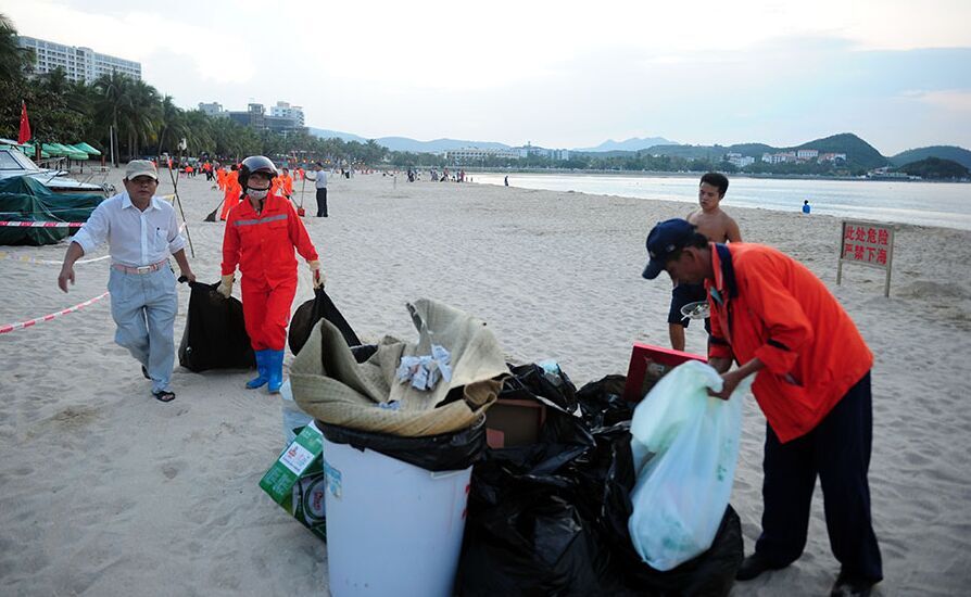 三亚海滩赏月后游客留下29吨垃圾 三百人连夜清理