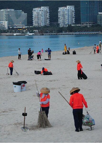 三亚海滩赏月后游客留下29吨垃圾 三百人连夜清理