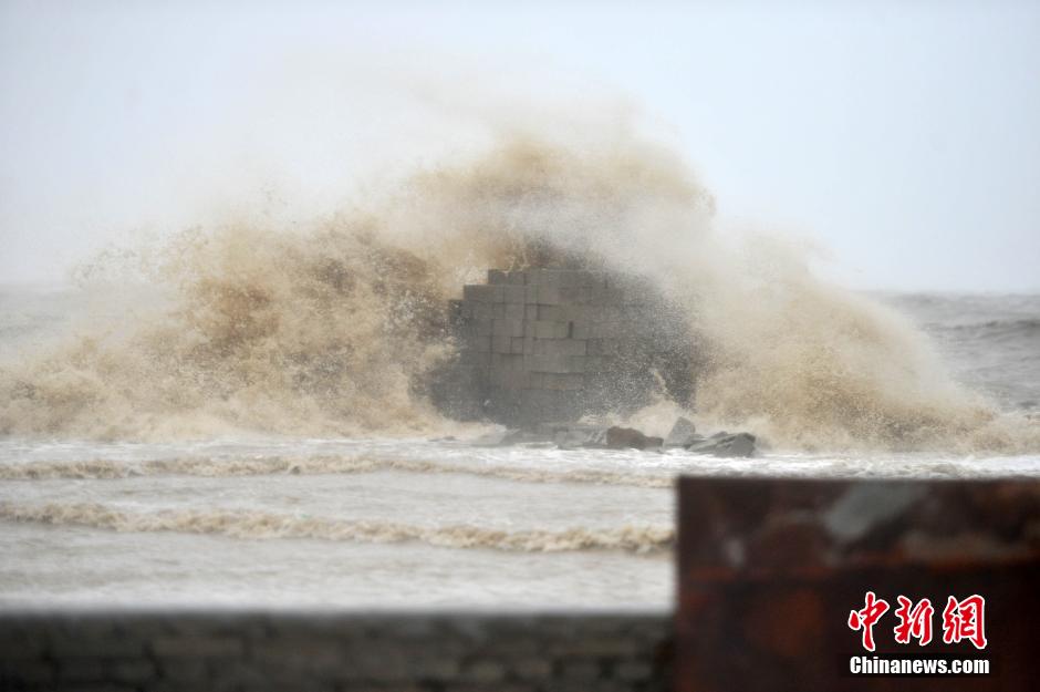 台风“杜鹃”登陆福建 沿海掀起巨浪