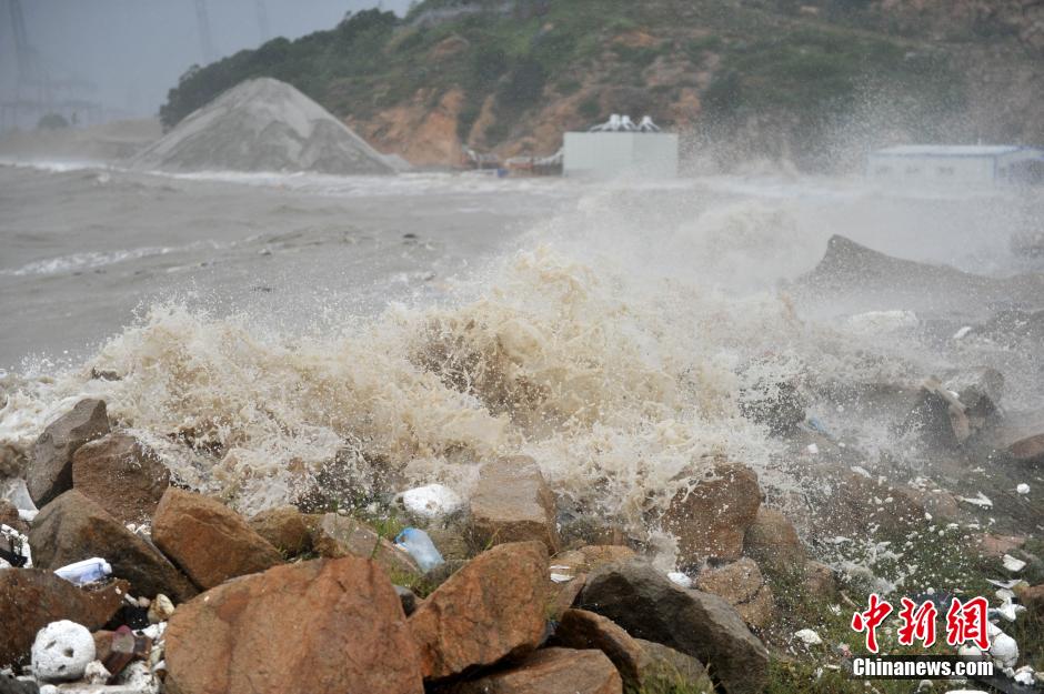 台风“杜鹃”登陆福建 沿海掀起巨浪