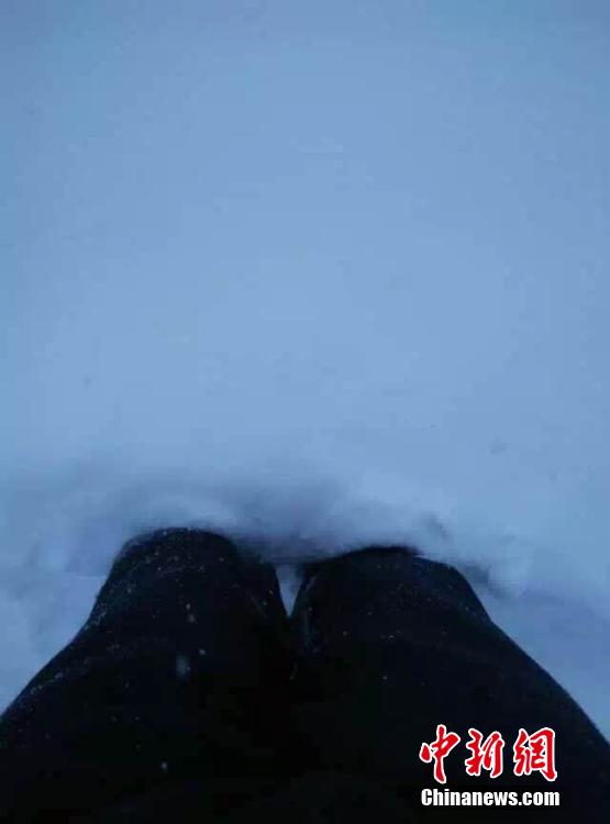 新疆北疆山区降大雪 积雪厚度达50厘米